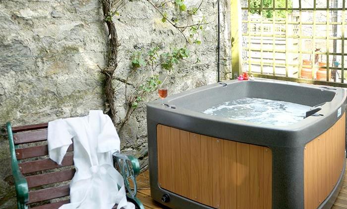 Hot tub, perfect for relaxing after a day's walking, cycling or exploring around Snowdonia.